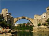 Znameniti most v Mostarju - žal obnovljeni most nima več tiste večstoletne patine kot prejšnji porušeni.