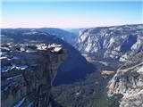 Half Dome (Yosemite, Kalifornija)  Na vrhu - razgled na dolino Yosemite, 1600 metrov niže 