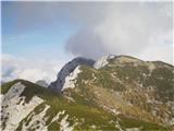 Debeli vrh nad Lipanco pogled z vrha proti Mrežce in zadaj Brda