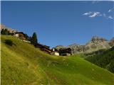 Dolina Aosta - Alta Via Numero Uno Vasica Cuneaz s tradicionalnimi hišicami na poti na Colle di Pinter