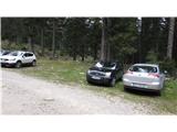 Parkirani avtomobili na planini Podvežak