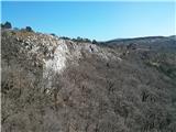 Čez vse te skale poteka Bruno Biondi ferata. Zgleda malo, a je pot dinamična in zato kar traja =)