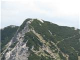 Za Bašeljskim vrhom je Mali Grintavec, vmes je Mačensko sedlo.