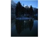 Dolina belega potoka/Val di Riobianco Otoček sredi jezera