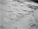 snežni vzorci ki jih veter nanosi in oblikuje