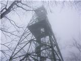 razgledni stolp v megli 