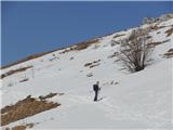 Prečenje snežišča v smeri Doma na Matajure
