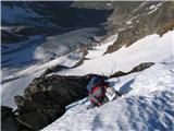 Dreiherrnspitze (3499) prehod na snežno uravnavo je strm, globoko spodaj čelo ledenika Umbalkess