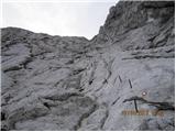 Kamniško sedlo - Brana - Turska gora - Skuta - Štruca - Kokrsko sedlo V steni so isklesane stopnice, pa še klini zraven ...