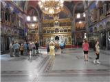 Ena izmed redkih pravoslavnih cerkva , ki so odprete za turiste.Preseneča , da verniki pri verskih obredih stojijo.