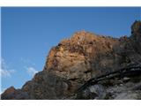 Piz Ciaval (Monte Cavallo) - 2912 m Tam zgoraj se v jutranjem soncu koplje koča Rif. Lagazuoi in gornja postaja gondole
