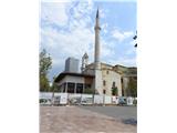 Tirana je polna novih džamij-Tirana ima prek milijon prebivalcev.Povedali so, da so tej podrli minaret, ki je sedaj nov.