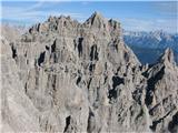Monfalcon di Forni (2453 m) veličastna Monte Cridola na drugi strani