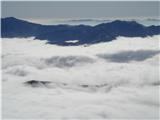 Veriga Spodnjih Bohinjskih gora in Ski hotel na Voglu nad meglenim morjem...