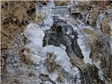 Utrinek med sestopom...potok v Mačkovem grabnu je delno okovan v led...