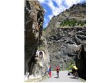 Aosta, Italija 1dan: Po stari, zaprti cesti za avtomobile pozor - plezalci v steni in na cesti