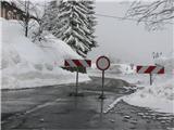Snežni plaz zasul cesto Bovec - Predel Zapora, ki jo zaradi lastne varnosti velja upoštevati