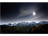 Noč nad Spodnjimi Bohinjskimi gorami in jesenskimi macesni