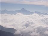 Julijske Alpe se kopajo v morju oblakov.
