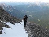 na poti ostanki snega, zadaj cela rajda Dolomitskih gora