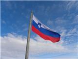 Slovenska zastava na vrhu razglednega stolpa.