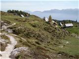 Planina Krstenica, zadaj Spodnje Bohinjske gore.