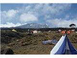 Kilimanjaro, 5895 m Ko prispemo v drugi kamp na 3800 m, se megle že umaknejo, sedaj je obvezna zelo dobra zaščita pred višinskim soncem