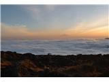 Kilimanjaro, 5895 m Večer v kampu Shira s fantastičnimi barvami, v ozadju gora Meru (4566 m), oddaljena okoli 80 km