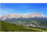 Že proti prelazu Falzarego....Cortina in v ozadju Monte Cristallo