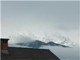 ... za Potoško goro in Javorovim vrhom se hočeta skrit v oblake Grintovec in Kočna....