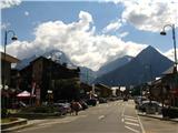 Les 2 Alpes - glavna avenija. V ozadju: Roche de la Muzelle, Tête de la Muraillette(3019 m) in Aiguille de Vénosc(2830 m) .