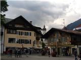 Središče Garmischa z lepimi hišicami.