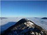 Greben Olševe v ozadju Uršlja gora desno smrekovec 