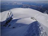 sestop po grebenu proti rif. vallot, zadaj dome du gouter ...