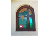 Le kje še lahko najdete slikano okno na kapelici s Knafelčevo markacijo?