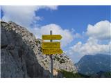 Planina je ograjena tudi visoko zgoraj in ob ograji poteka pot naprej na Tolsto Košuto.