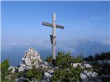 Monte Rinaldo 2473 Monte Carro, levo zadaj veriga Dolomitov v meglicah, desno Crode di Longerin