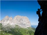 Po vertikali sosednjih Dolomitov Lep, a zračen prehod z razgledom!