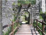Grad Kamen V grajskem zid so naredili vrata   in prek dvižnega mostu pridemo na grajsko dvorišče.