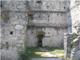 Grad Kamen Poleg je bil ta večnadstropij velik objekt od katerega so ostali samo zidovi.Vidi se pa točno koliko nadstropij je imel.