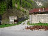 Casera Slenza (planina Slemenca) Za tem obzidjem začne pot proti planini