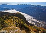 Bohinjsko jezero še poležava pod odejo.