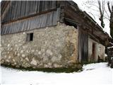 Naprej ob cesti vidimo že opuščeno hiško-vidi kako so zidali.