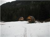 Nekako na sredini poti do parkirišča sem pod cesto zagledal velik bolj pašnik kot jaso z dvema stanoma.To naj bi bila planina Hebed.