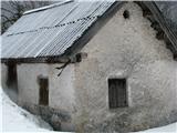 Ta stan je zraven-je cel zidan. Običajno je zidana  samo pritličje -zgornji del pa je običajno  lesen.