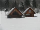 Več pa grajenih po dva objekta skupaj, Enega uporabljajo  za skedenj, drugega  za bivanje. Za bivanje je nov.