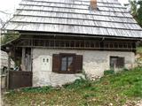 Na naši desni pa je kmetija na planini Praprotnici, kjer stalno živijo in kmetujejo.