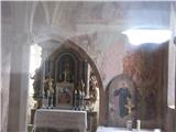 Notranjost cerkvice je lepo poslikana in odlično ohranjena.