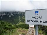 Meli Košuta in Plešivec iz Šajde (Geološka pot) Z vrha Plešivca, Tolsta Košuta pa pod mrzlim in mastnim pokrovom