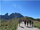 na Passo Giau. Podobno kot na Vršiču ali Mangrtskem sedlu tudi tu turisti prevladujejo nad planinci